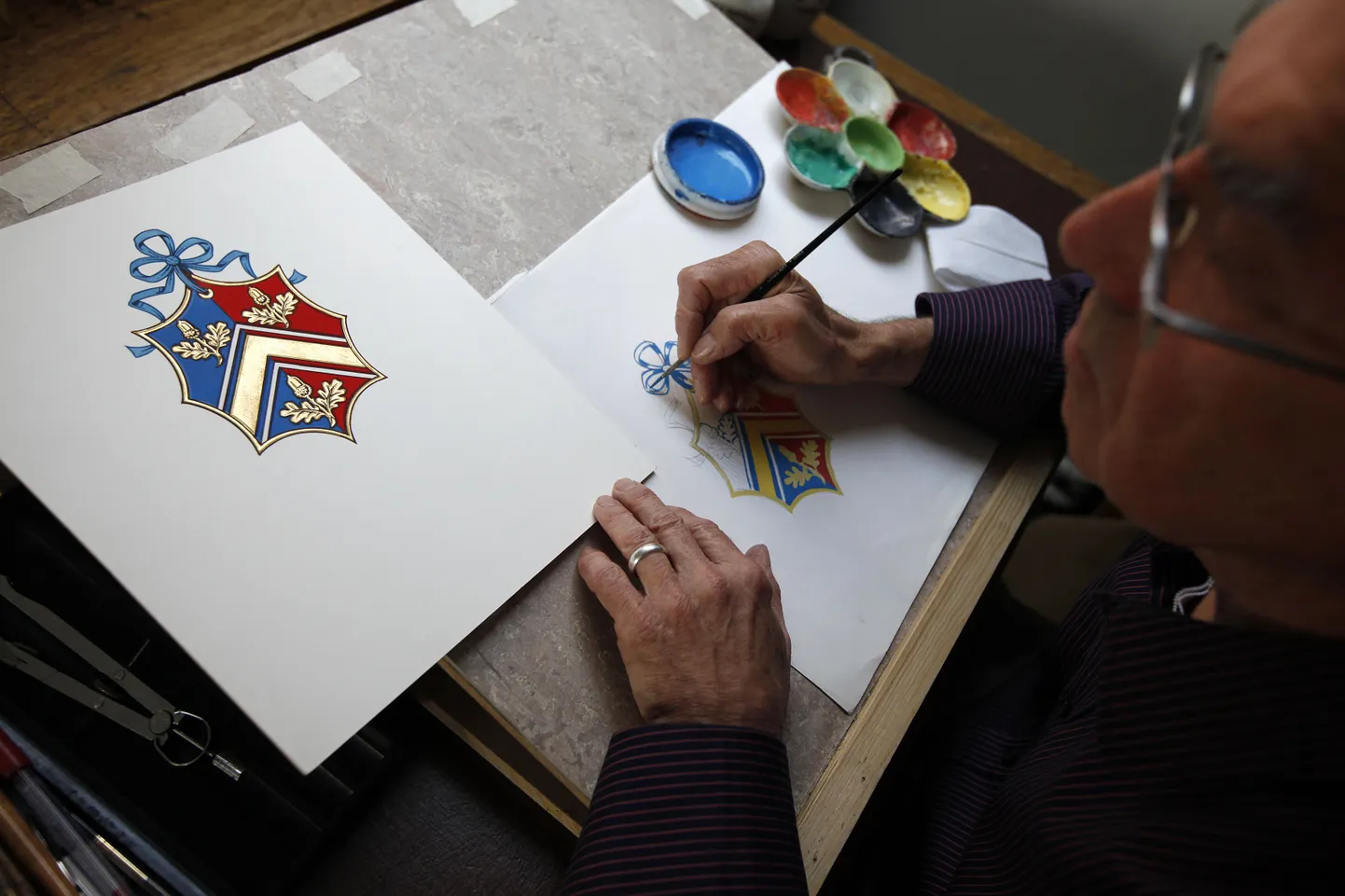 Heraldikakomisjoni peakujundaja 
Robert Parsons Kate Middletoni vappi joonistamas