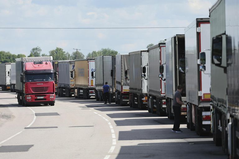 Очередь грузовиков на КПП «Чернышевское» в Калининградской области.