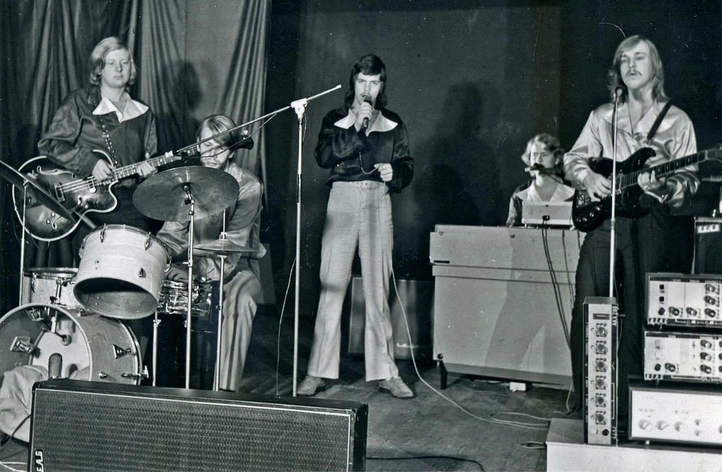 Fixis mängisid ja laulsid 1974. aastal Tartu rajooni kultuurimajas Juhan Sütt (vasakult), Väino Land, Tõnu Kilgas, Evald Raidma ja Riho Lilje.