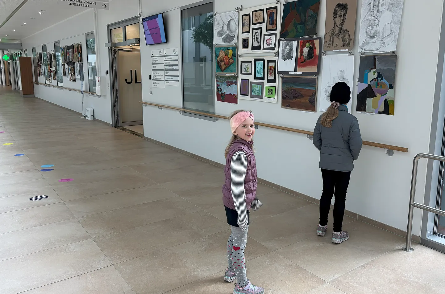 Noorte autorite pildid Tartu ülikooli kliinikumi kunstigaleriis.