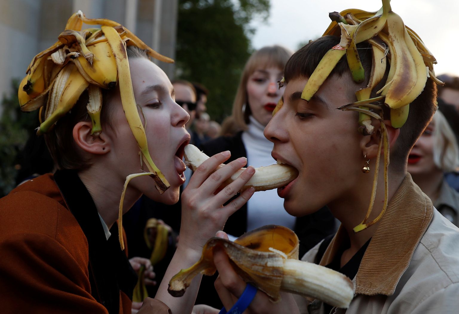 Sajad inimesed kogunesid eile õhtul Poola rahvusgalerii juurde banaanidega avaldama meelt videokunstiteoste väljapanekust kõrvaldamise vastu.