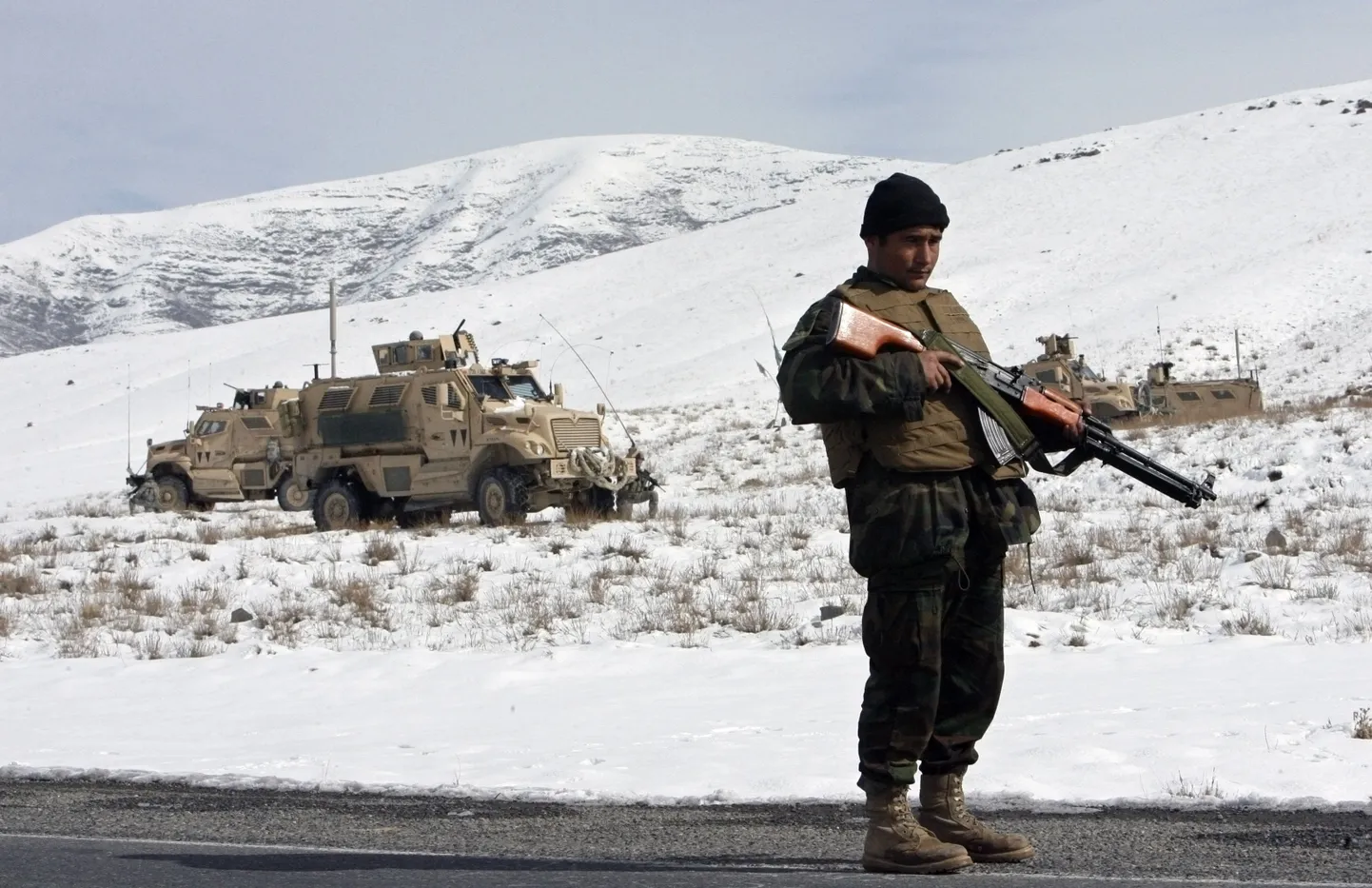 Военнослужащий регулярной афганской армии недалеко от места, где произошел бой с солдатами НАТО.