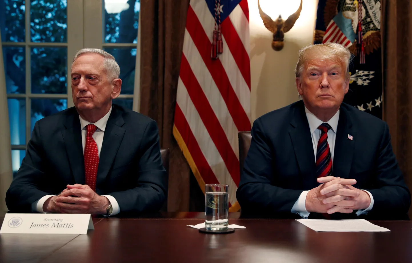 James Mattis (vasakul) ja Donald Trump Valges Majas 2018. aasta oktoobris. Paar kuud hiljem astus Mattis tagasi, kuna ei nõustunud presidendi plaaniga tuua USA väed Süüriast välja.
