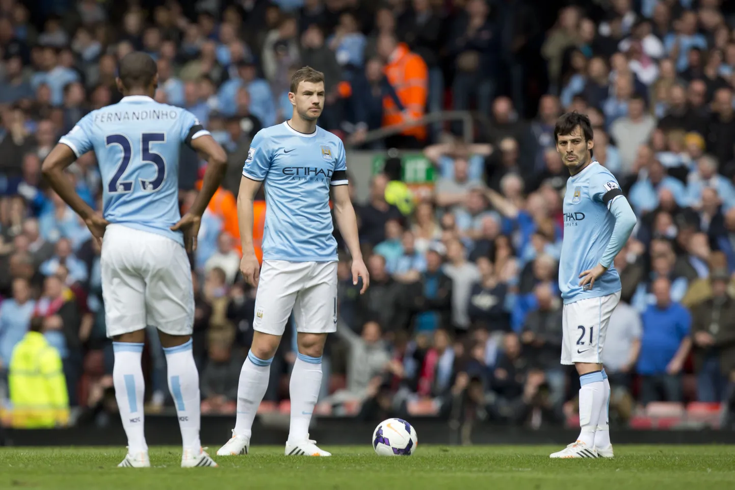 Fernandinho (vasakult), Edin Džeko ja David Silva läksid kolme peale kokku Manchester Cityle maksma 100 miljonit eurot.