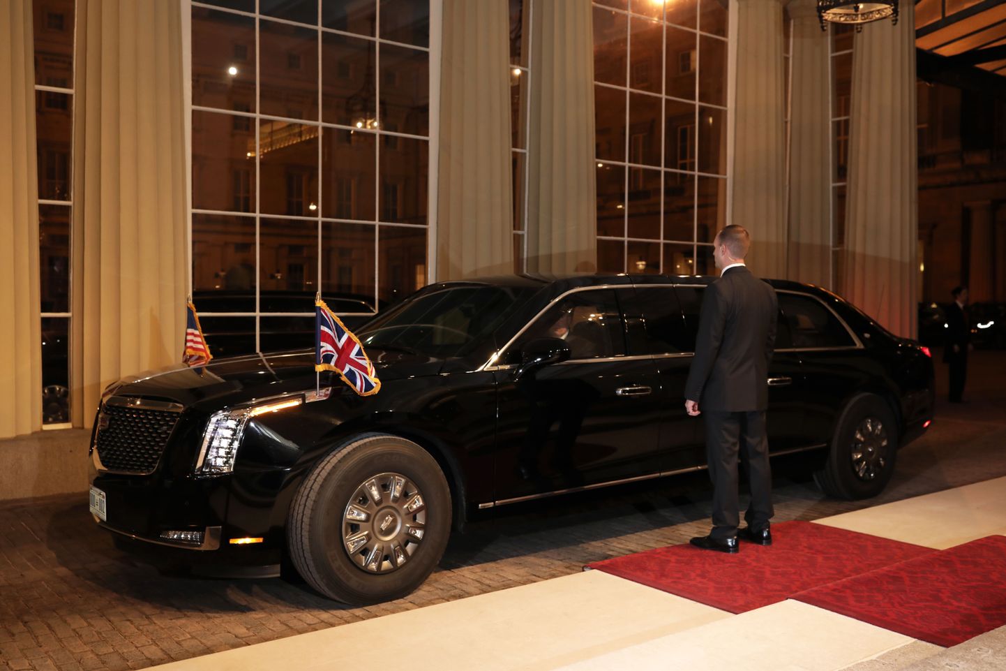 USA presidendi Donald Trumpi Cadillac limusiin Londonis Buckinghami palee juures