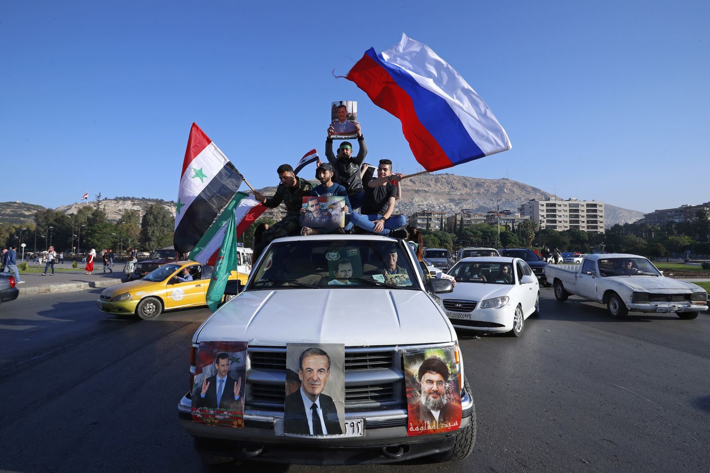 Valitsusmeelsed süürlased lehvitavad Süüria ja Vene lippe lääne õhurünnakute vastasel meeleavaldusel.