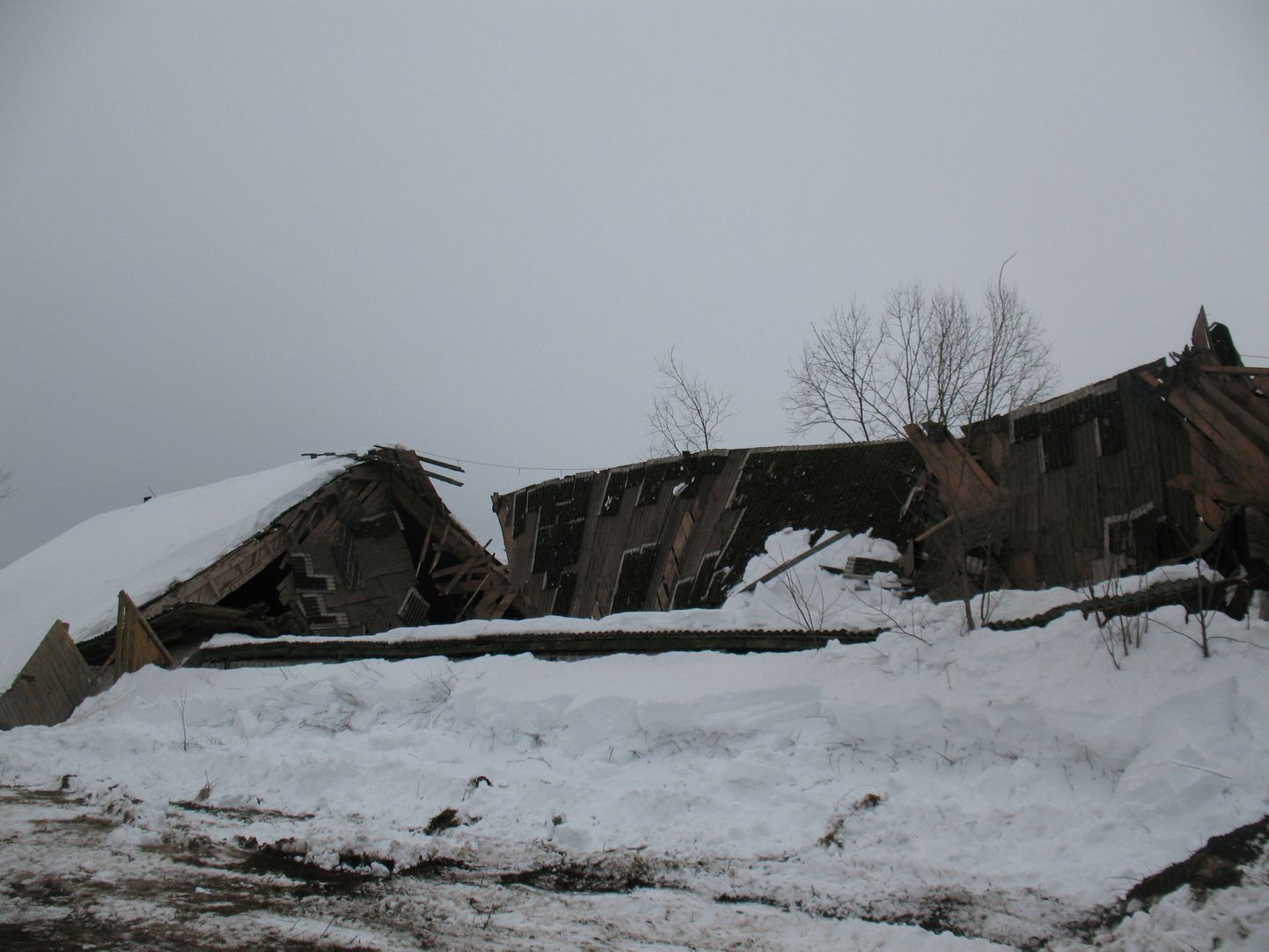 Umbusi külas langes sisse viljahoidla katus.