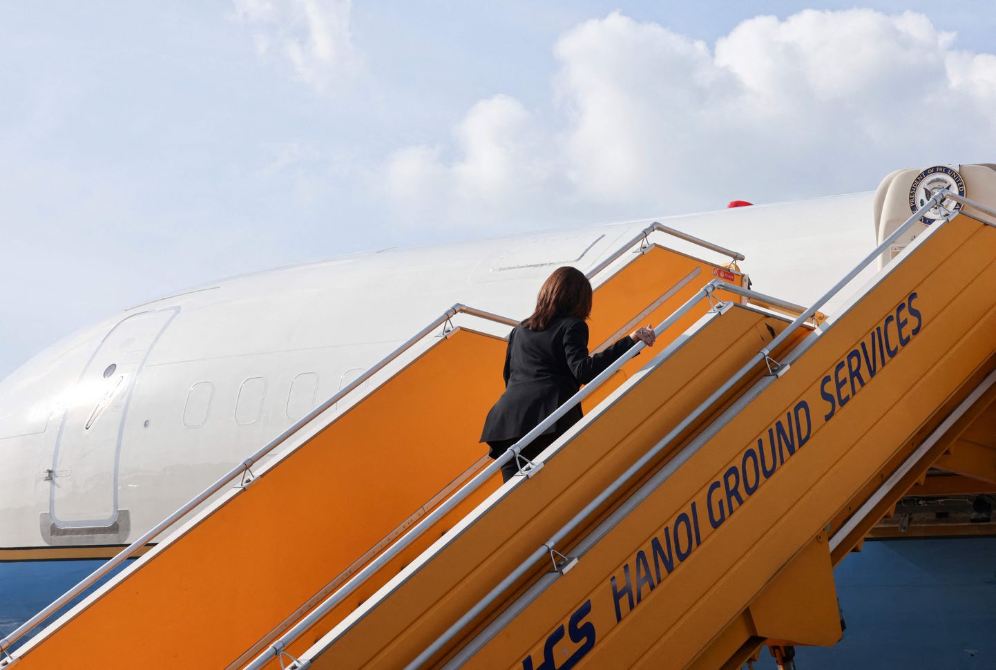 USA asepresident Kamala Harris lahkub Air Force Two pardal Vietnamist Hanoist 26. august 2021.