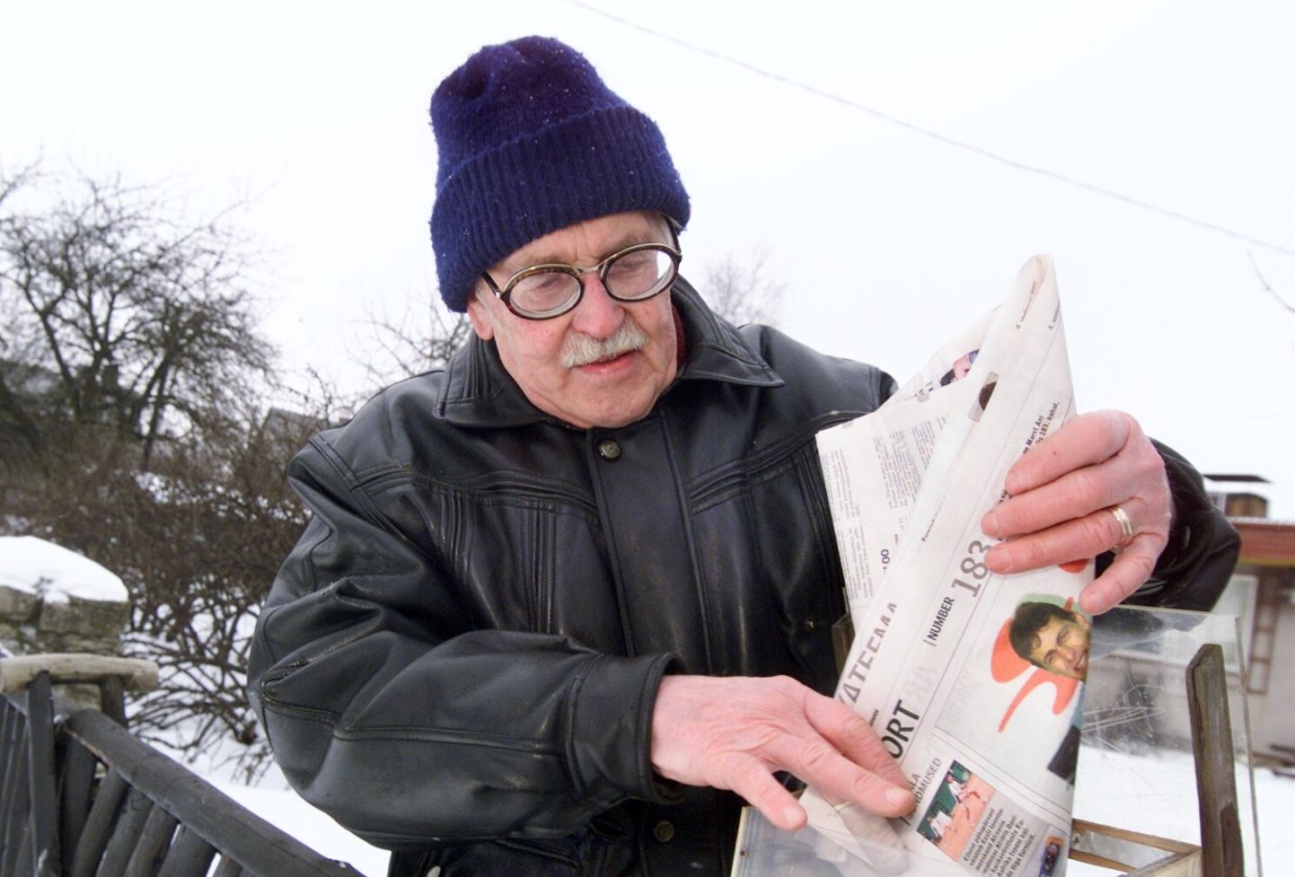 Kirjanik Venda Sõelsepp võtab 4. veebruaril 2003 oma kodus Pärnus, täpsemalt Raekülas, postkastist ajalehe.