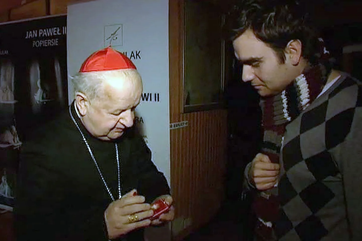 Krakowi piiskop Stanislaw Dziwisz (vasakul) näitab paavsti Johannes Paulus II veretilka sisalduvat medaljoni tvn24 reporterile Robert Jalochale.