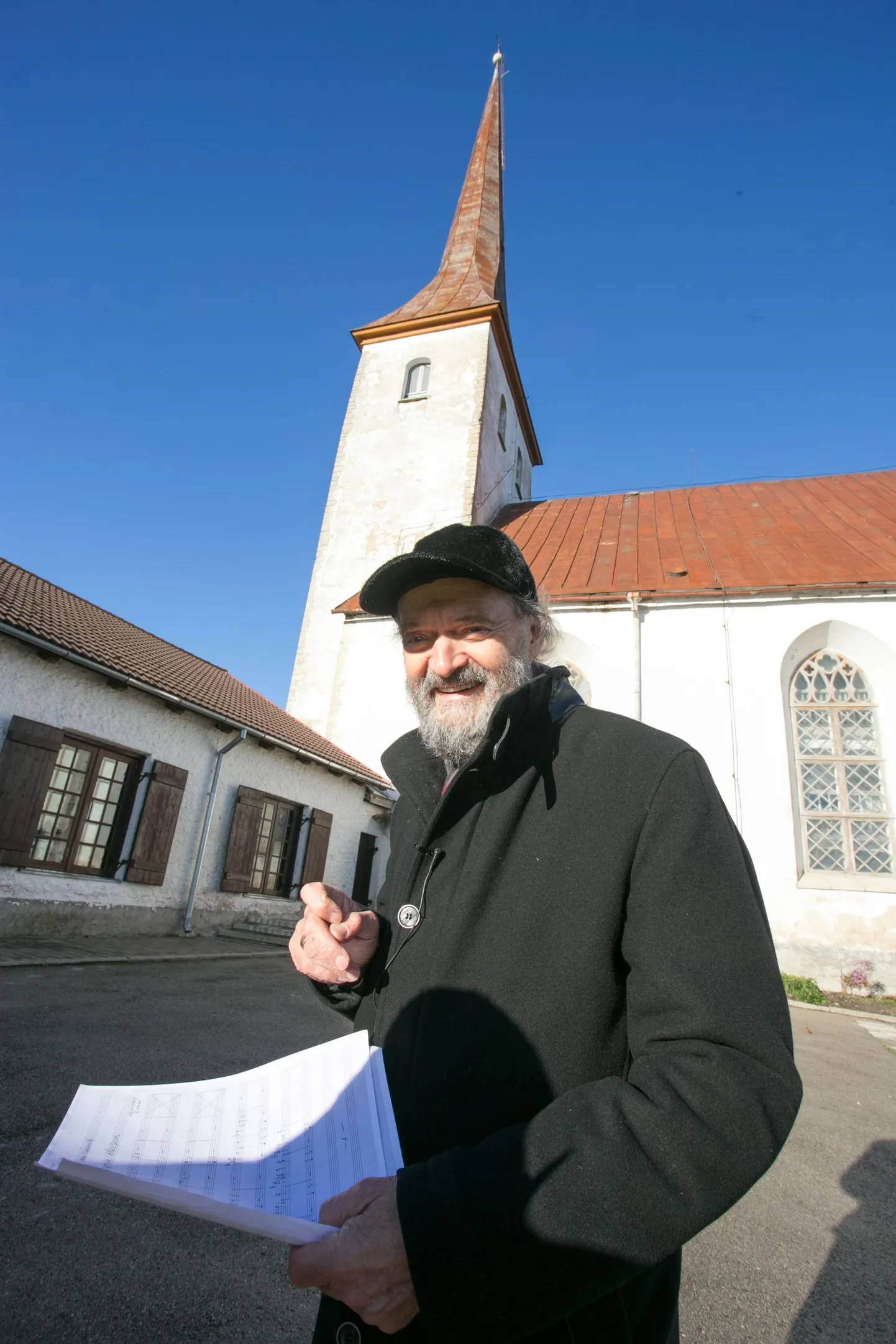 Arvo Pärt Rakvere Kolmainu kiriku juures.