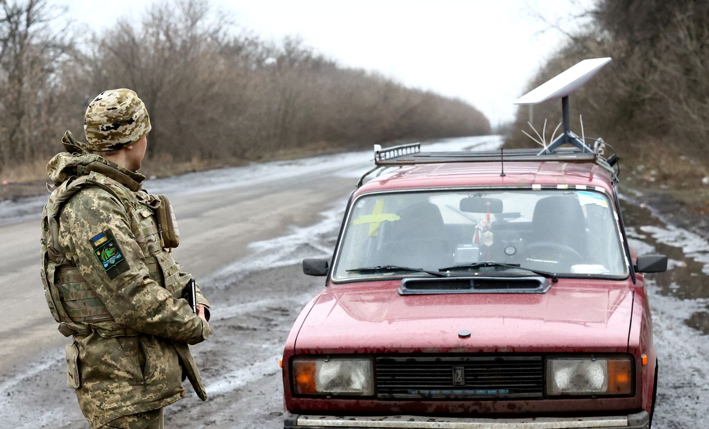 Ukraina sõdur Starlinki taldrikuga Lada juures Donetski oblastis 27. veebruaril 2023.