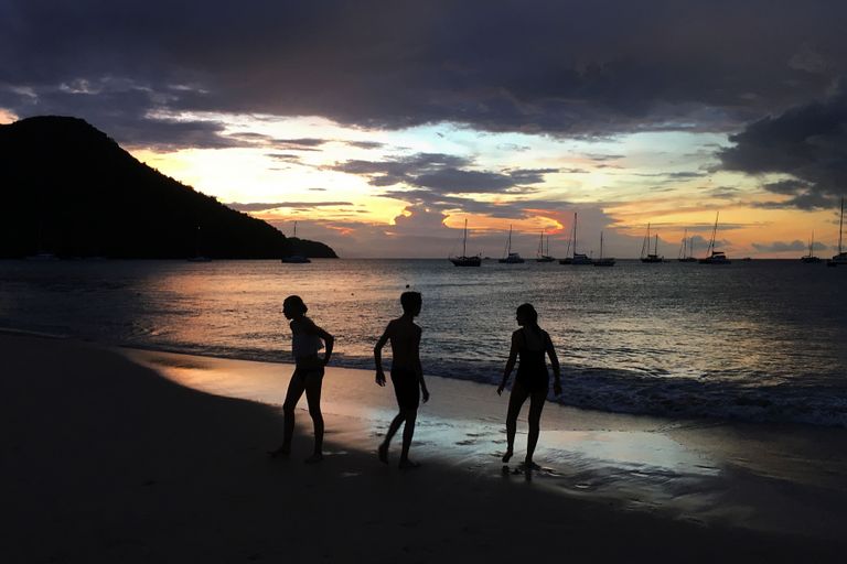 St. Lucia. Noored pärast päikeseloojangut Rodney lahe ääres mängimas. 