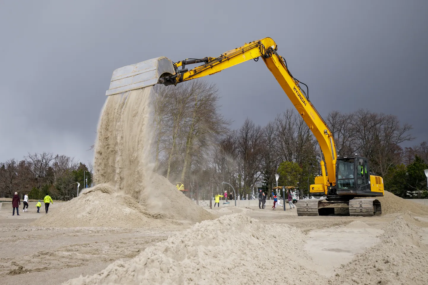 Pärnu rannas tõstetakse ülearune liiv järkjärgult veepiirini, kus see buldooseriga laiali lükatakse ja tasandatakse.