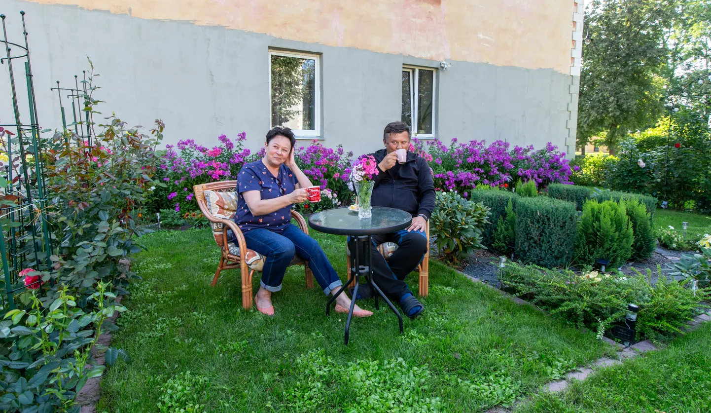 Olga Tominga ja Sergei Listovi rajatud kaunis aed pakub majaelanikele silmarõõmu ja köidab möödakäijate tähelepanu.
