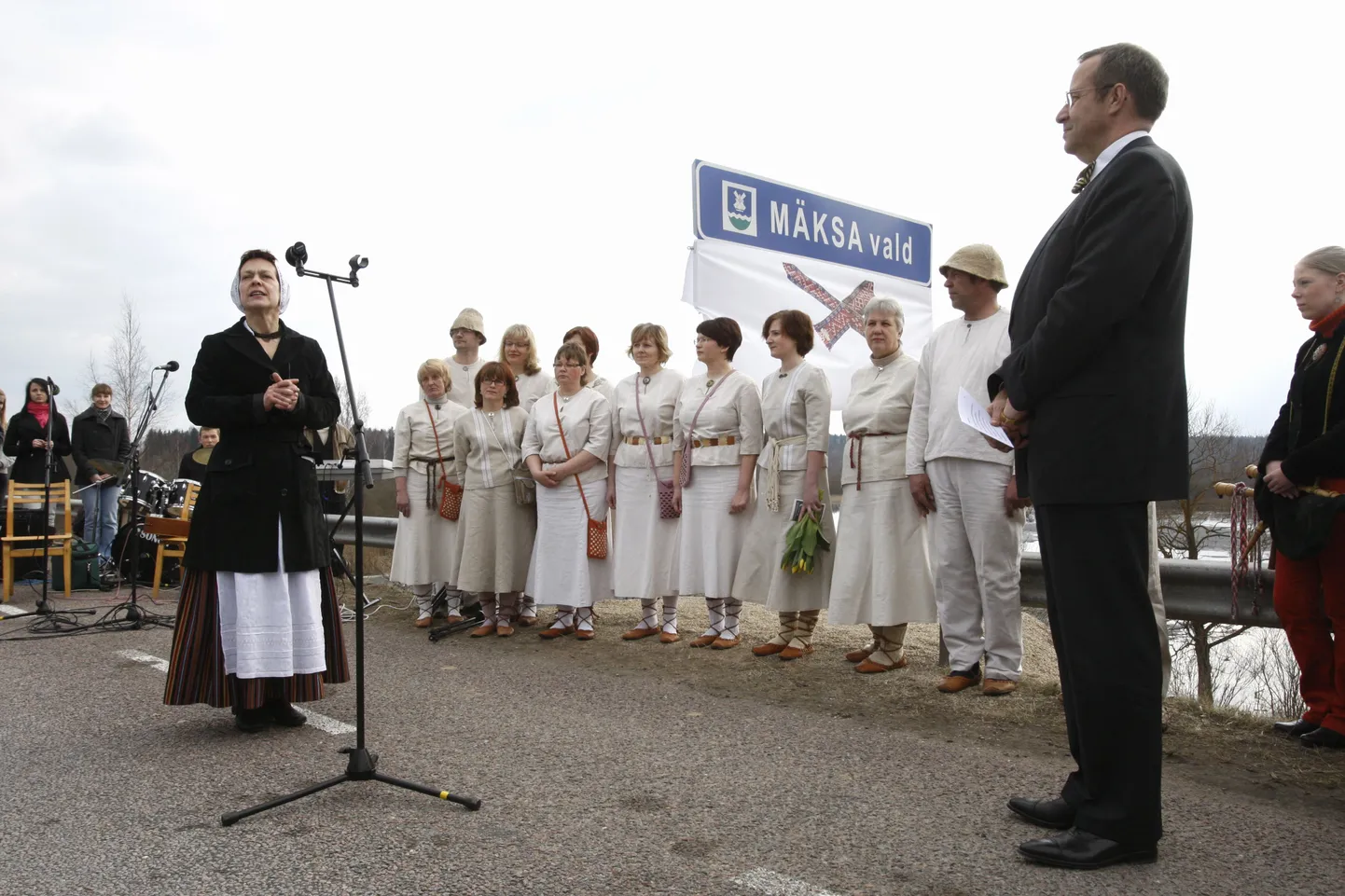 Vabariigi president Toomas Hendrik Ilves avas 2009. aastal, mil Eesti Rahva Muuseumi tähistas 100. sünnipäeva, esimesed kihelkonnapiiride tähised Tartu-Räpina-Võru maanteel Luunja sillal Tartu-Maarja ja Võnnu kihelkonna piiril. Pildil vasakul seisab ERMi toonane direktor Krista Aru.