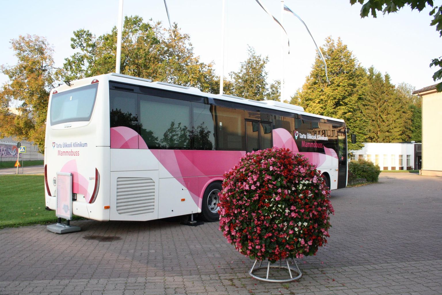 TÜ kliinikumi uus mammograafiabuss alustas sel sügisel tööd Jõgeval. Täna on buss avatseremooniaks sõitnud Tartusse.