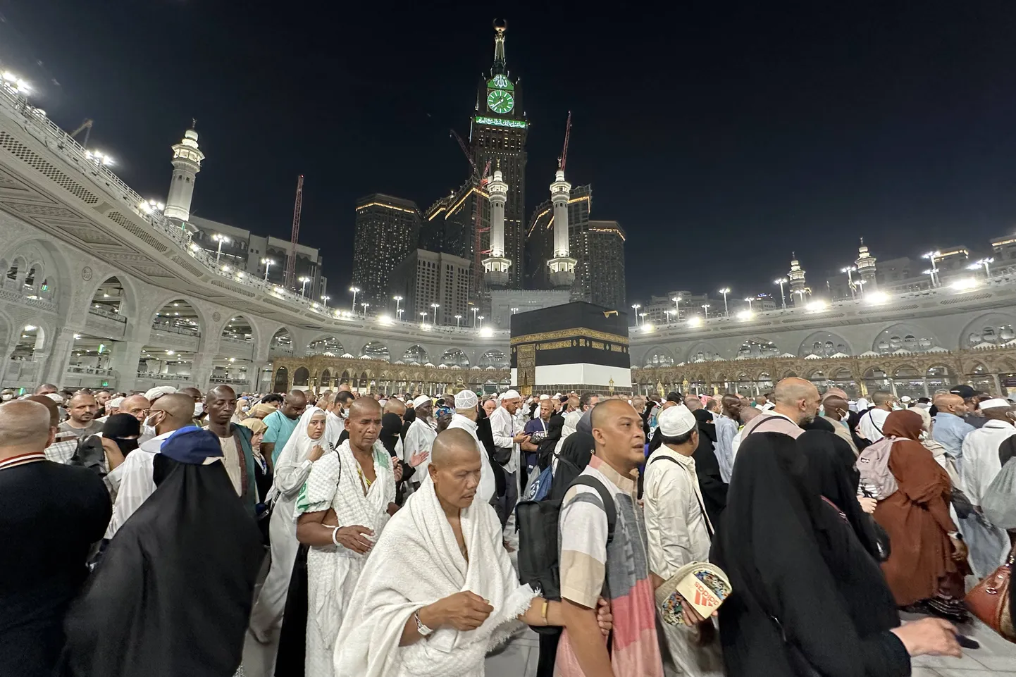 Moslemi palverändurid tegemas ringe ümber Kaaba.