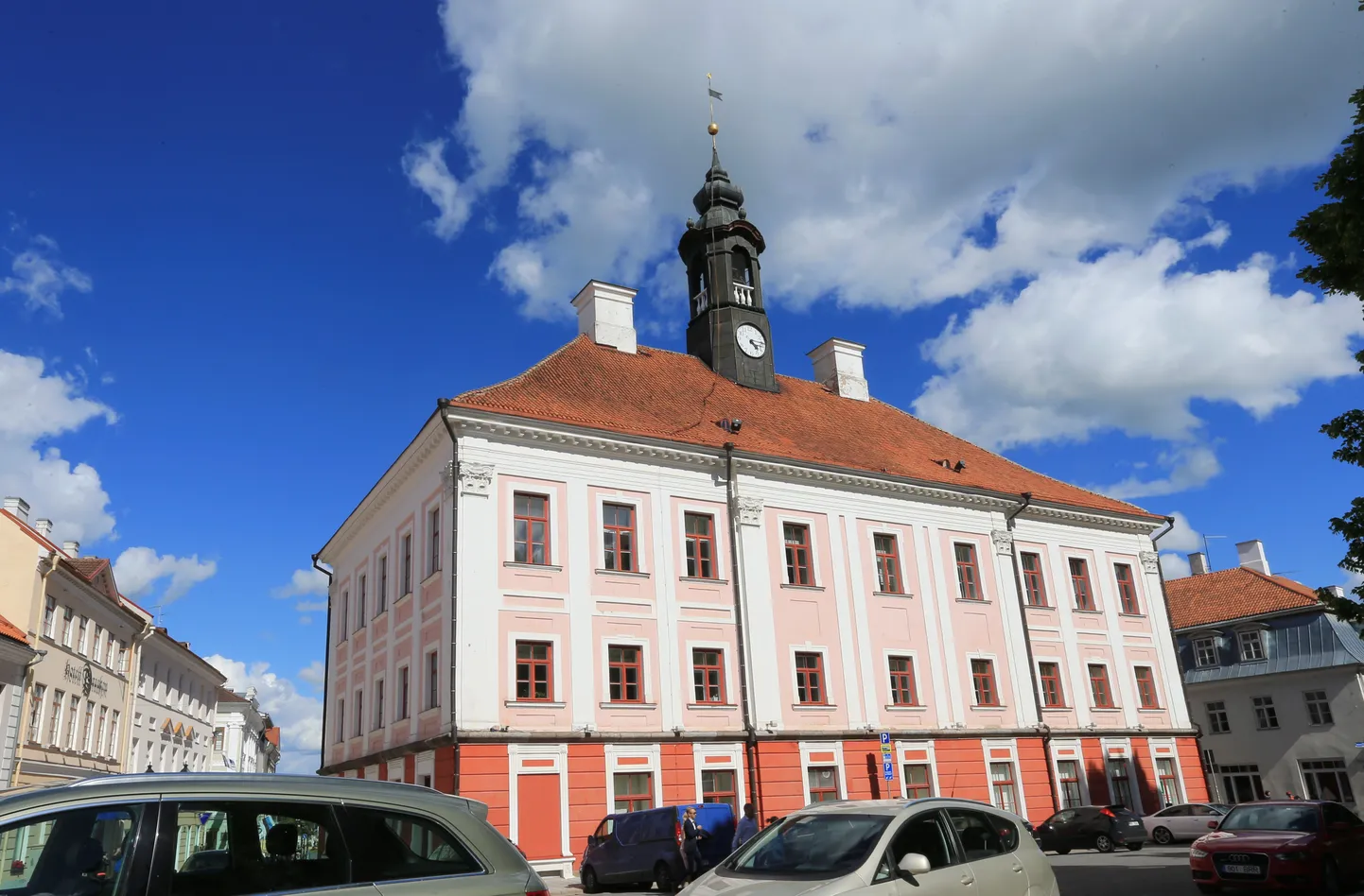 Kellamängu lood paiskuvad kesklinna raekoja tornist.