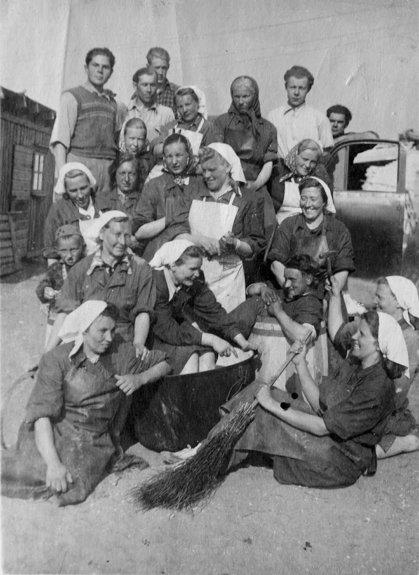 "Siin Rannal on mu vanematekodu, tulin siia elama olude sunnil, töötasin kalakombinaadis. See pilt on tehtud 1950ndate alguses, direktorgi on tööliste hulgas, taga vasakult esimene," räägib Ranna talu vanaperenaine Hilda Vinn.