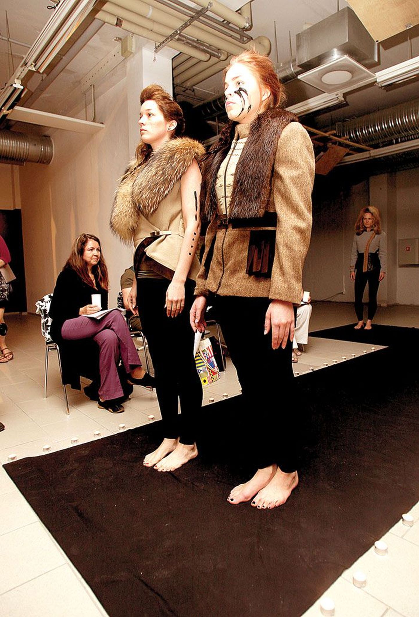 Modellid tulid hindamiskomisjoni ette rõivakollektsiooniga «Ista tatau», milles Kertu Lepasaar ühendas ürgsuse tänapäevasusega.