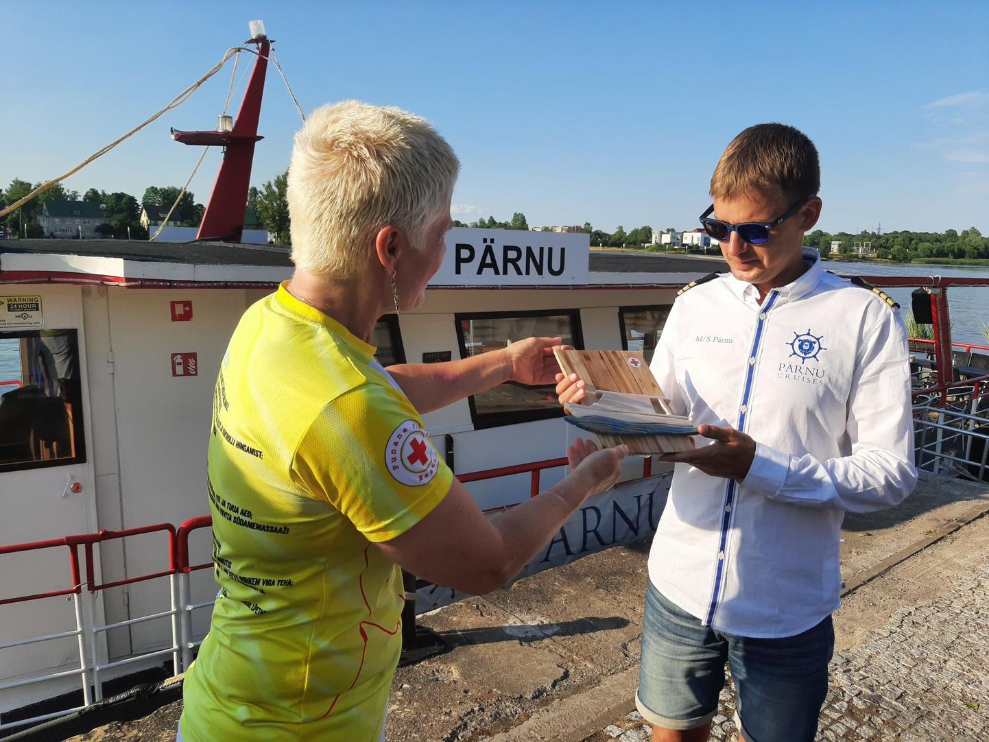 Mootorlaeva Pärnu kapten Asko Lääts oli üllatunud, kui Punase Risti Pärnumaa selts kinkis laevaperele puidust alusel seinaplaadi, mille andis üle taiese autor Merike Kukk.