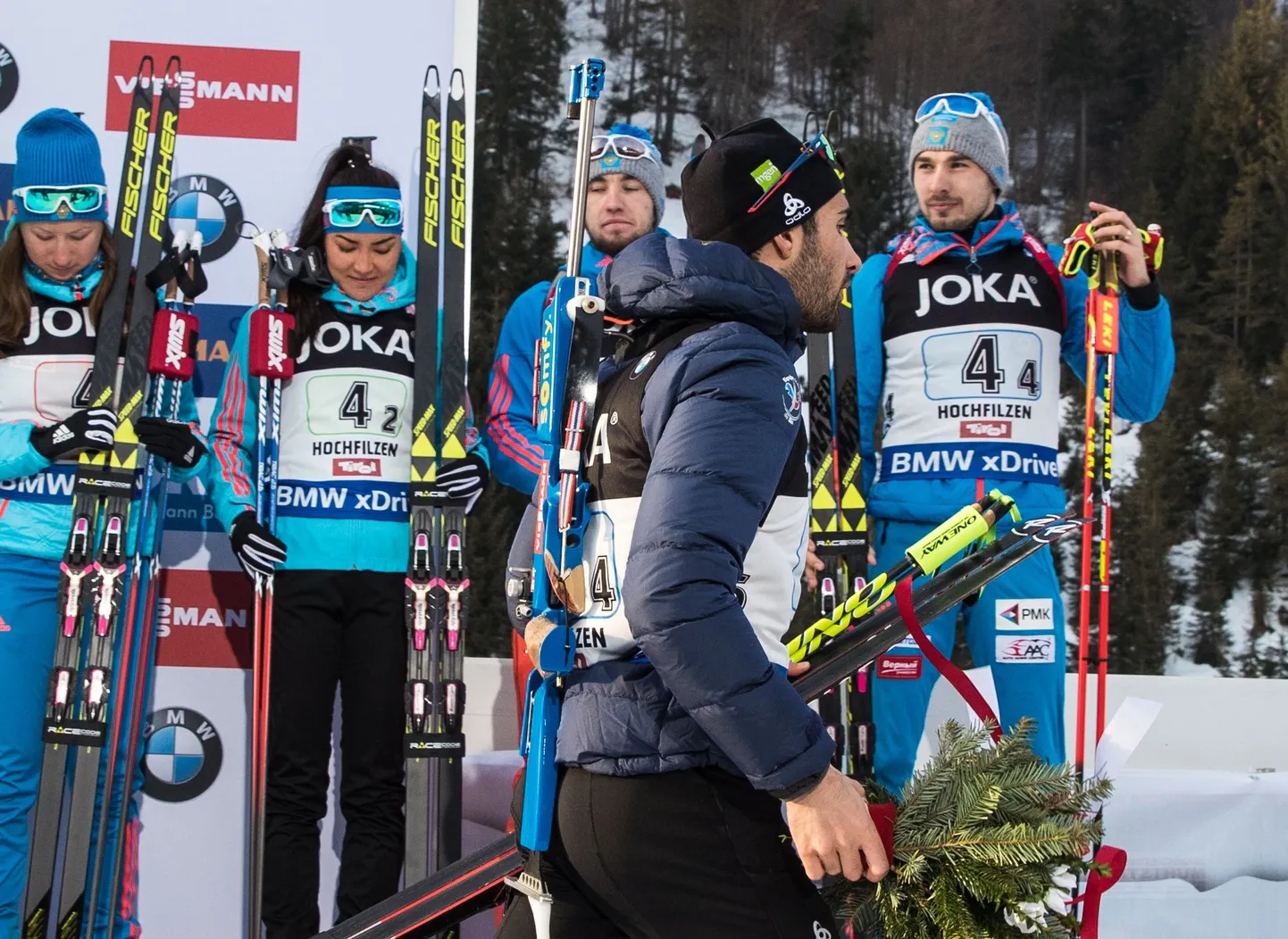 Venemaa teatenelikusse kuulunud Olga Podtšufarova (vasakult), Tatjana Akimova, Aleksandr Loginov ja Anton Šipulin ei heida Martin Fourcade'i (esiplaanil) suunas pilkugi.