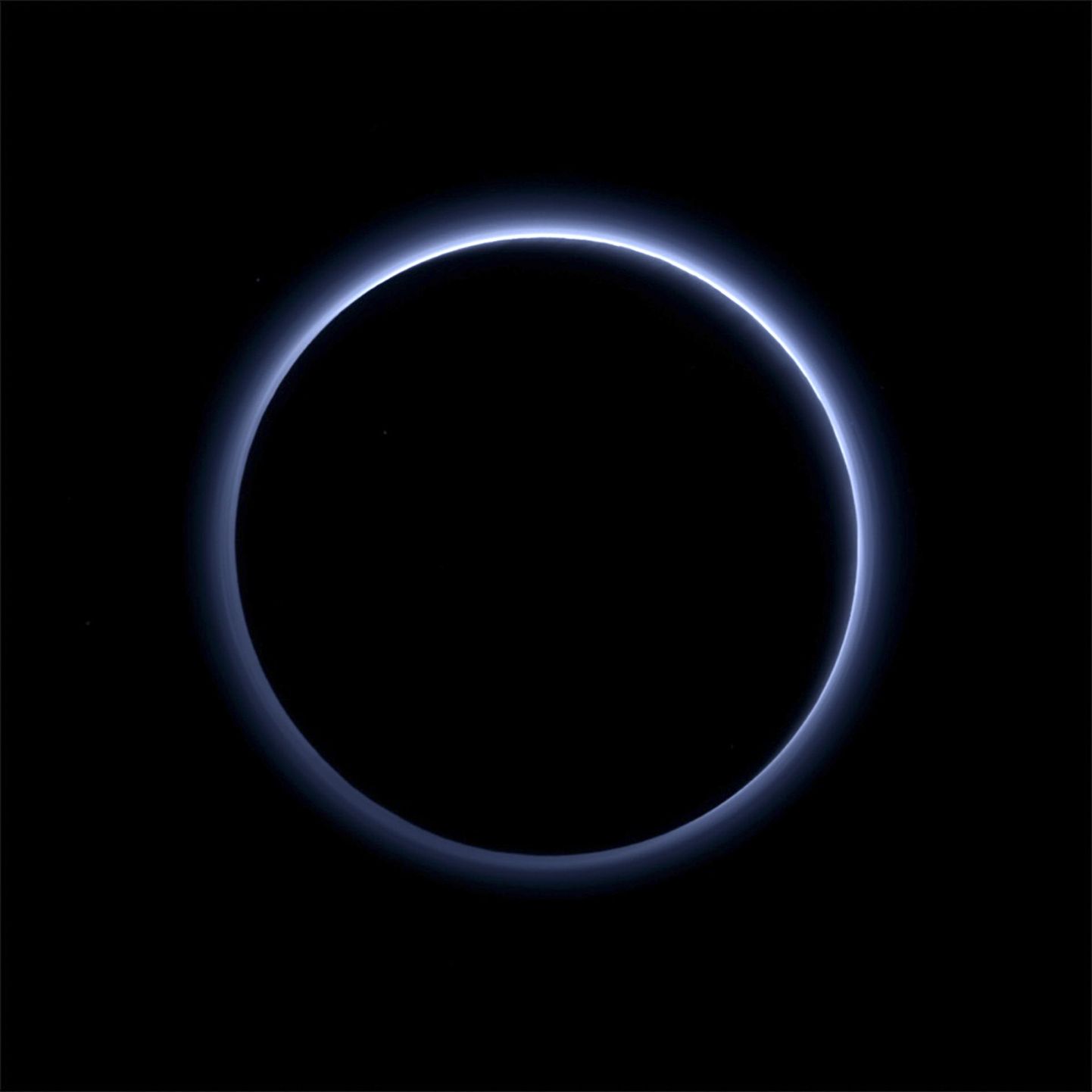 Pluutot ümbritsev sudu NASA New Horizonsi pildil.