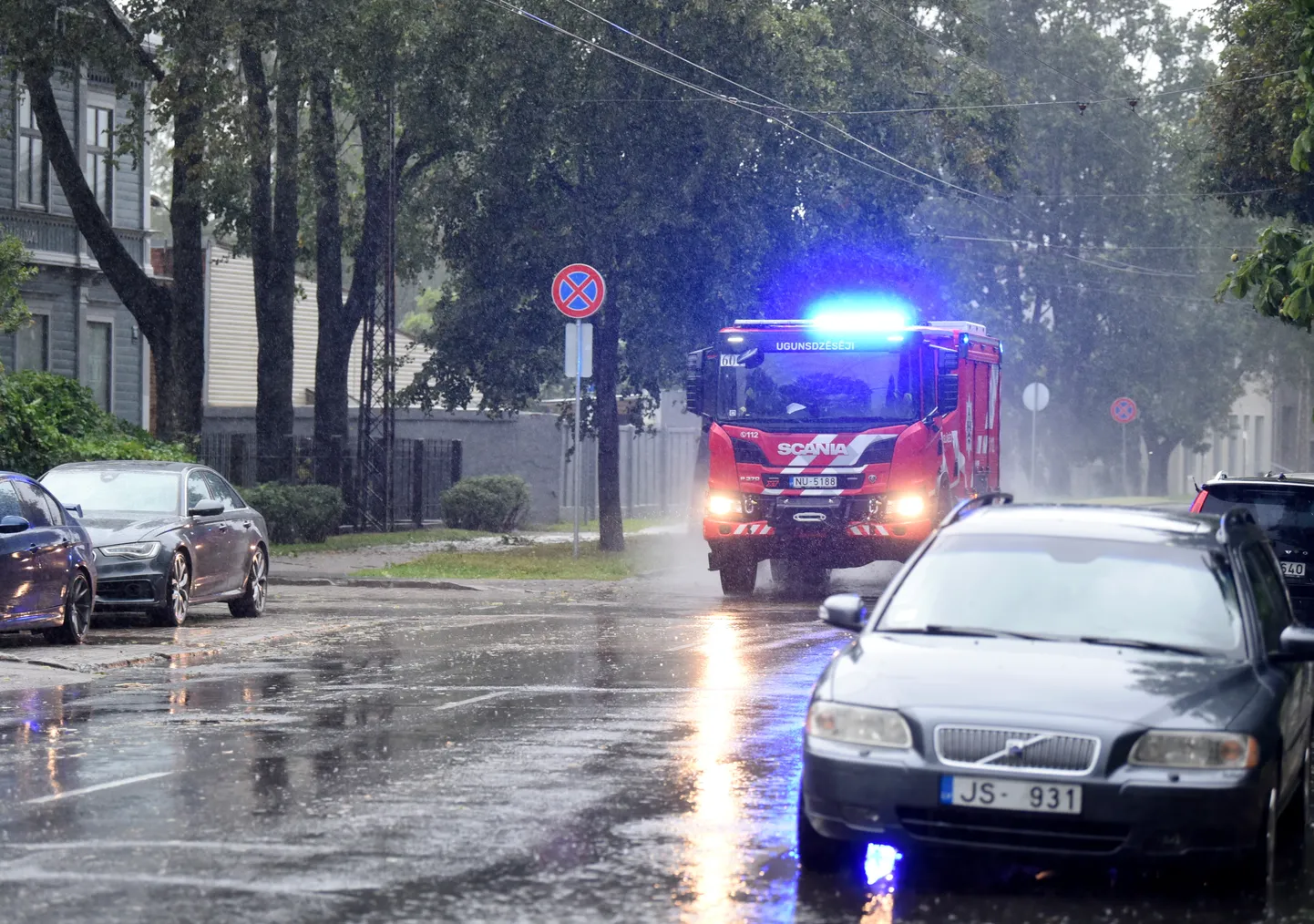 Stiprā lietus un vētras postījumi Biķernieku ielā.