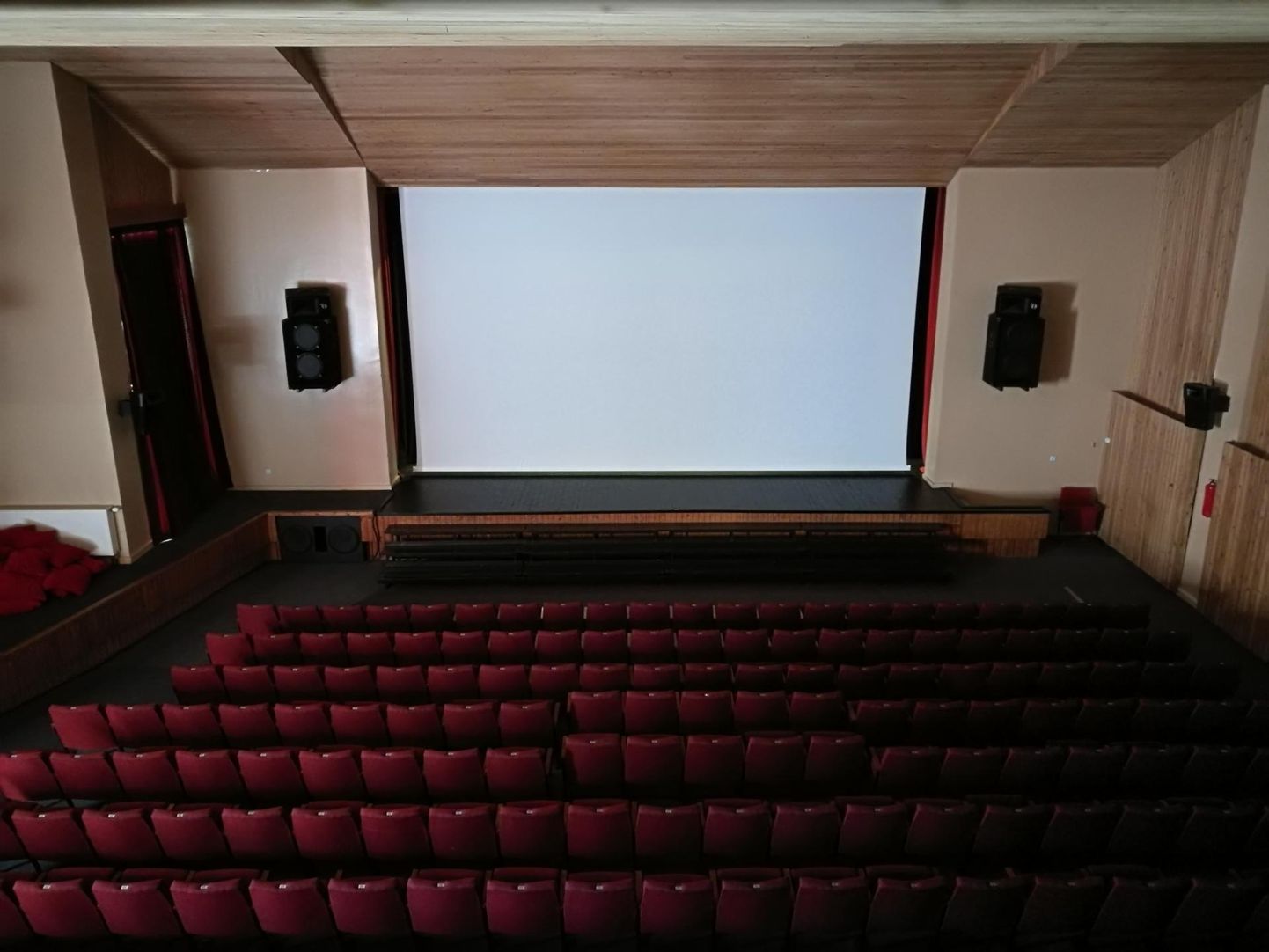 Vändra kultuurimaja saal sai kino näitamiseks uue ja parema ekraani.