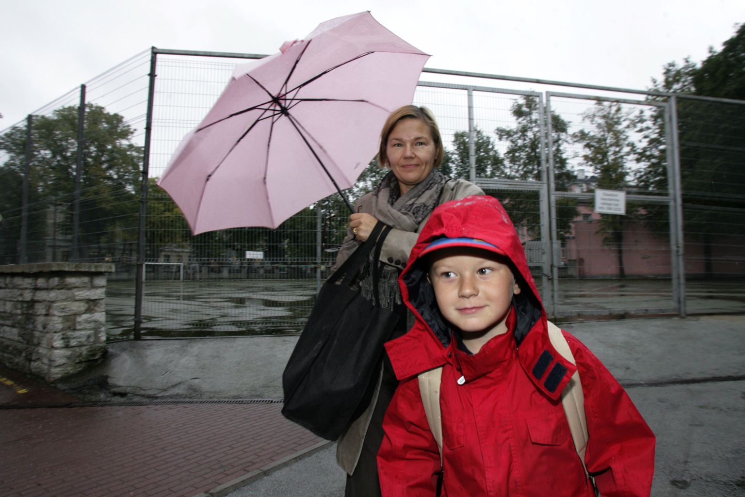 Barbi Pilvre ja tema 6-aastane poeg Helmut Holger pärast eelkooli tunde Tallinna reaalkoolis.