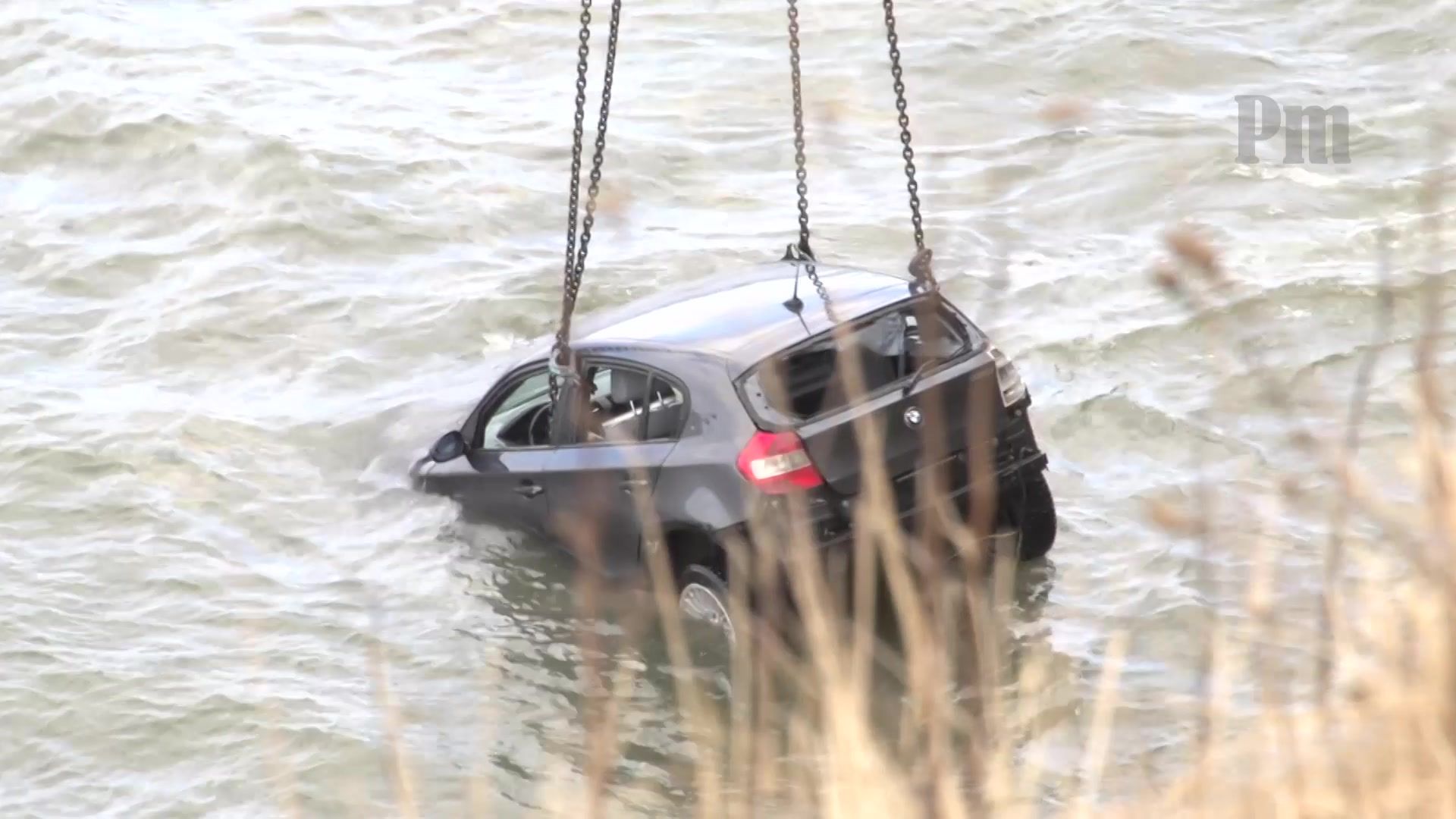 Фото и видео: автомобиль съехал с обрыва Пакри в море