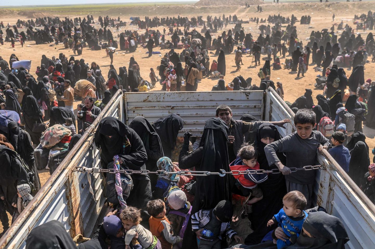 ISISe viimasest kantsist Süürias põgenenud tsiviilelanikud. Samast linnast evakueeriti ka soomlanna Sanna ja tema pere. 