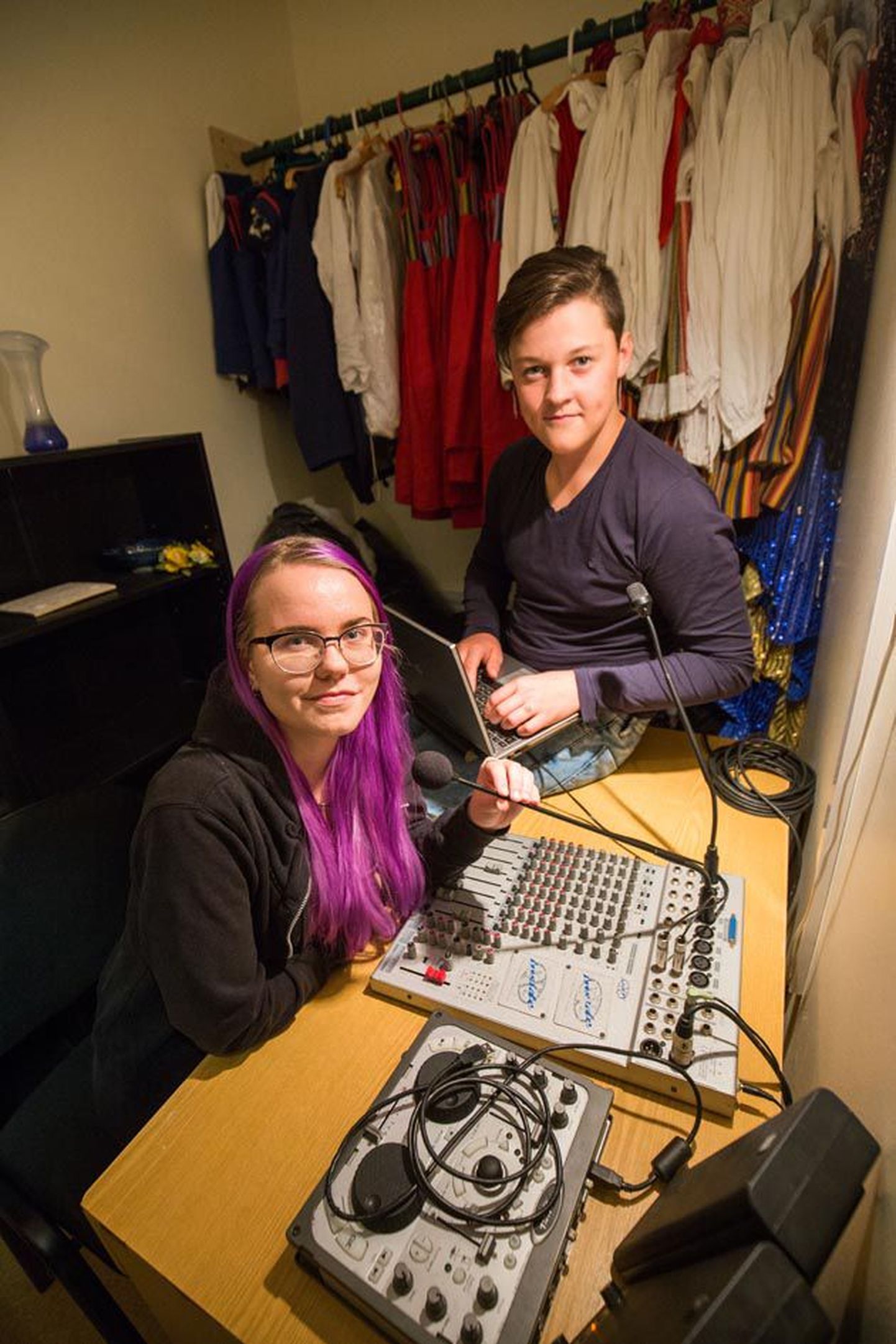 Koeru keskkooli huvijuhi Kirsika Ilmjärve kabinet mahutab palju: näiteks raadionurka koolipere meelt lahutama Triin Aasa ja Jarl-Joosep Ilvese.