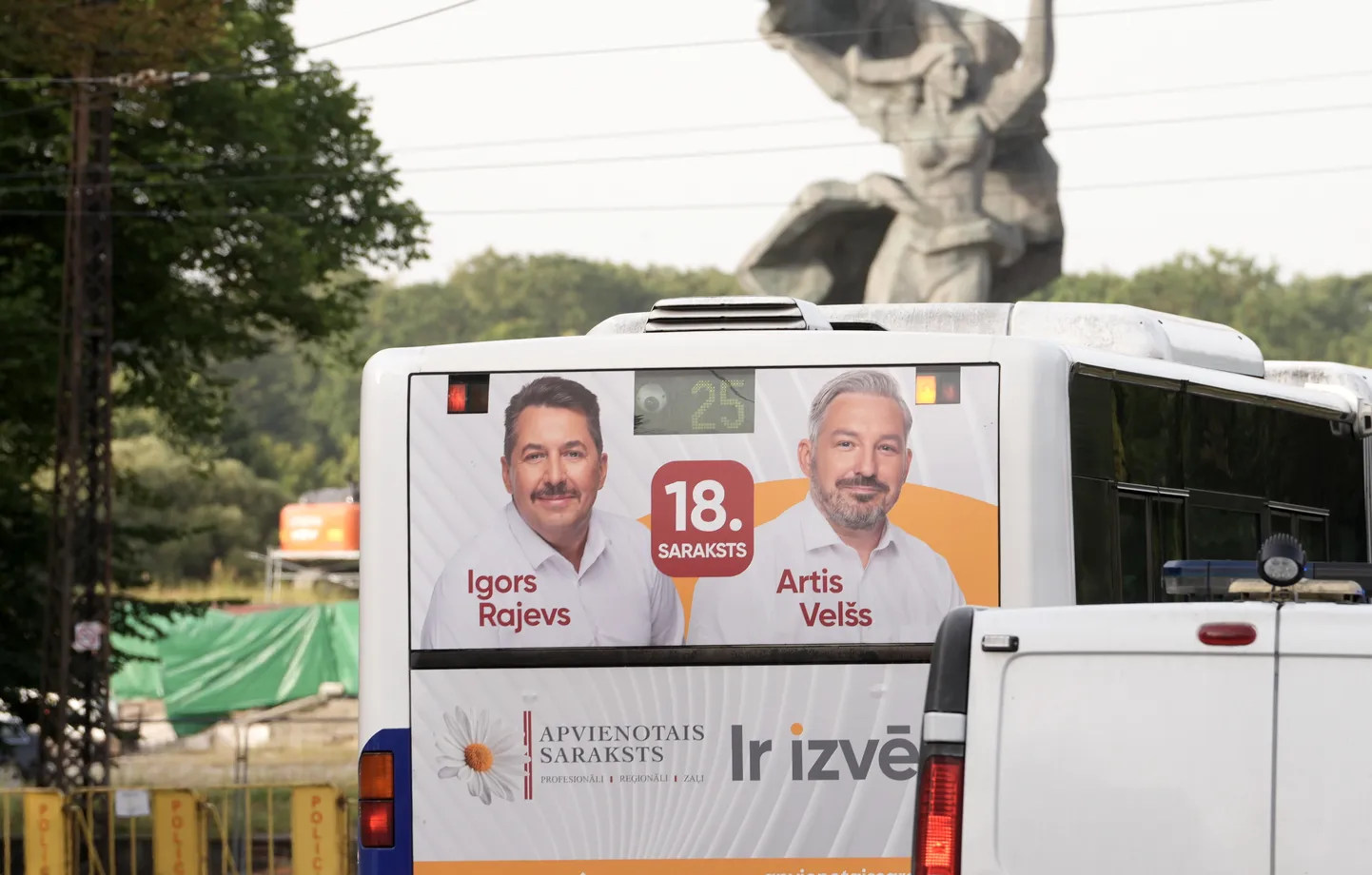 Partijas "Apvienotais saraksts" reklāma uz sabiedriskā transporta