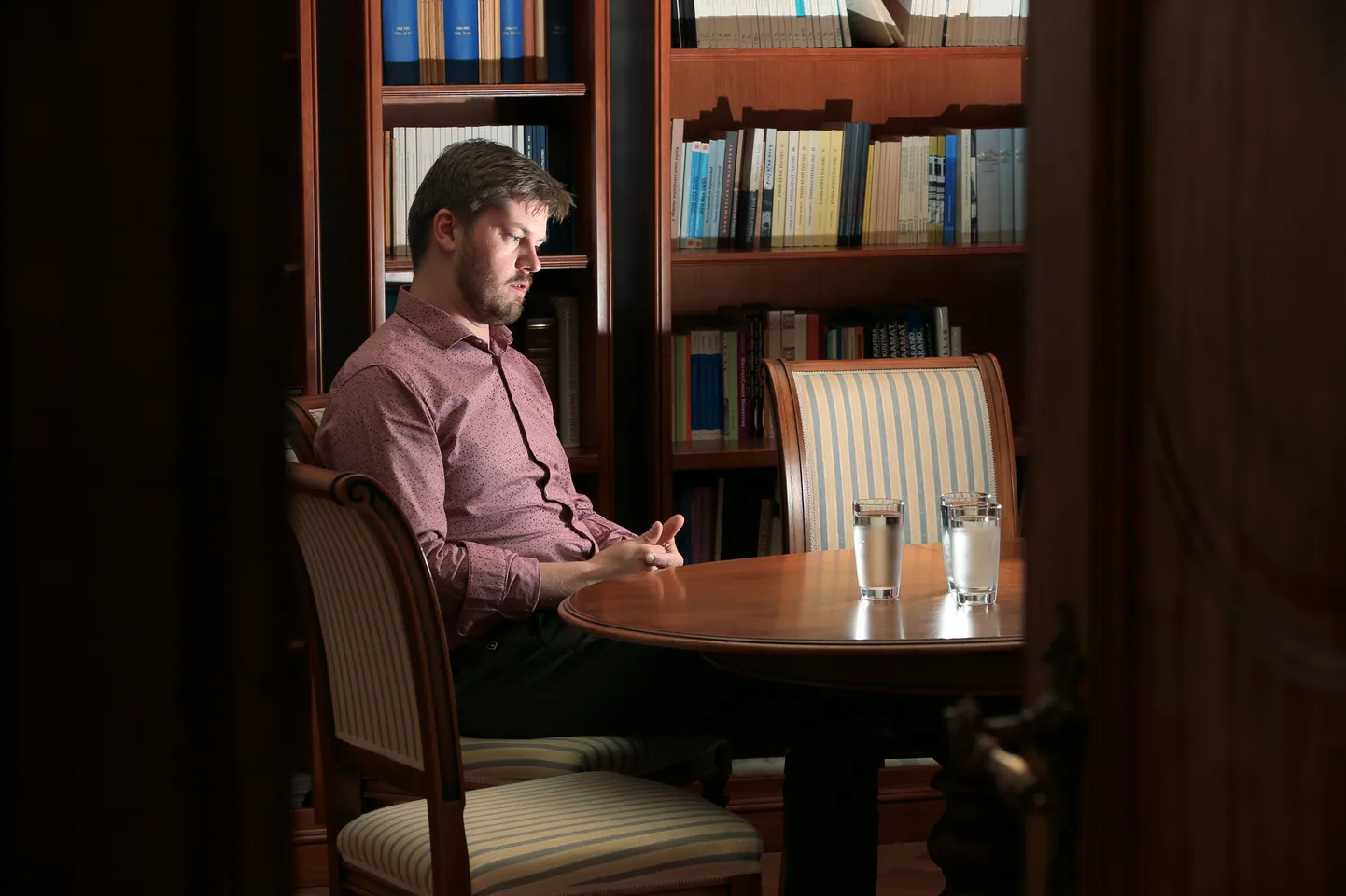 Martin Eessalu (33) andis intervjuu kirjandusmuuseumis direktori kabineti kõrval.