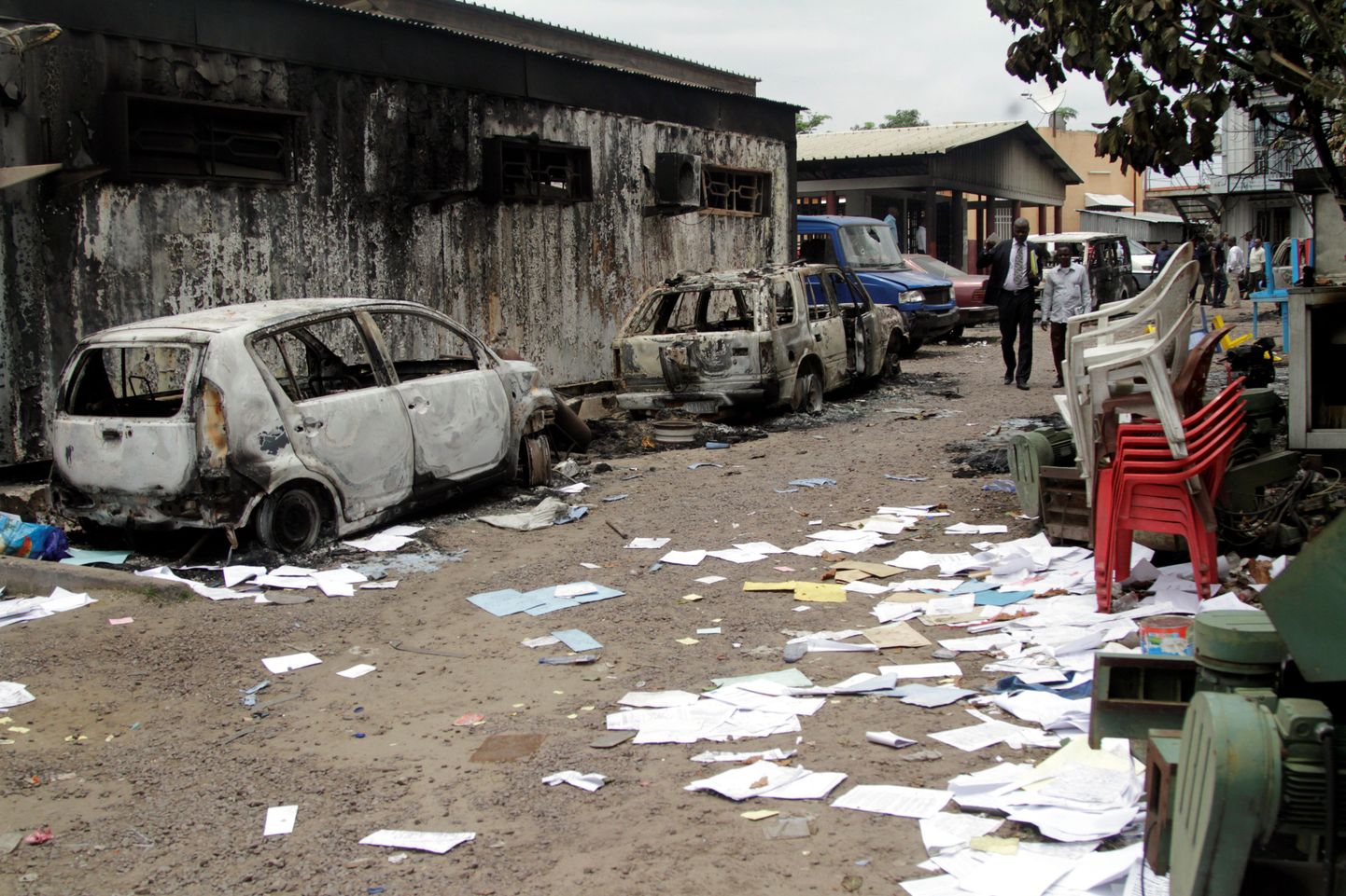 Vägivallalaine ajal Kinshasas mahapõletatud autod.
