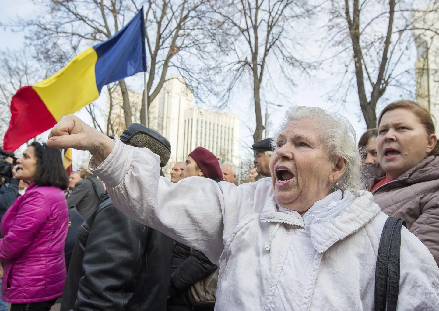 Kui teisipäeval sotsialistide mahitusel Maia Sandu valitsus ametist tagandati, kogunesid pahased inimesed Chișinăus paralamendi ette, et avaldada toetust Sandule ning tema reformiplaanidele.