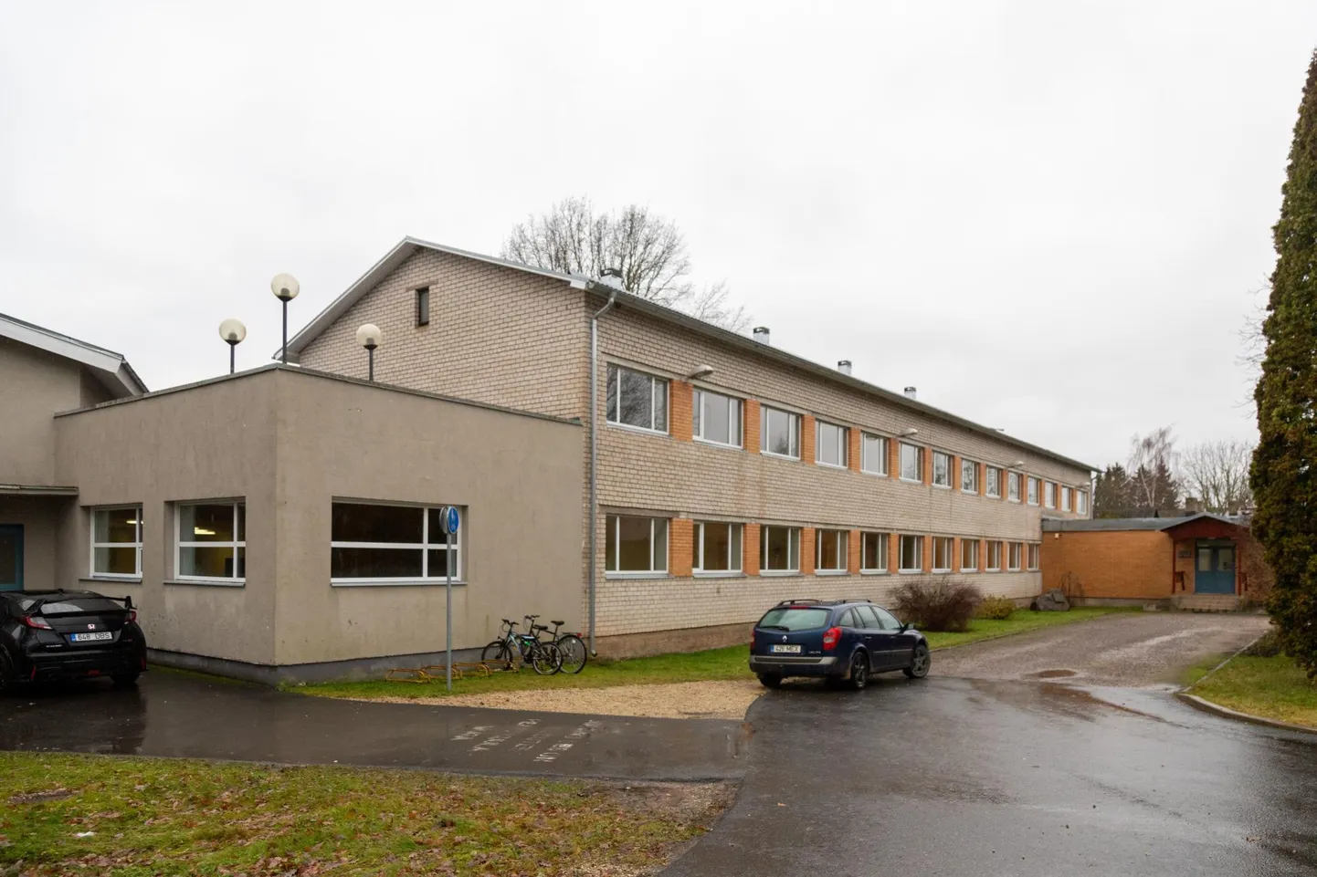 Kolga-Jaani kool plaanitakse ühendada lasteaiaga, kuid mõlemad asutused saavad sel juhul jätkata tööd praeguses hoones.