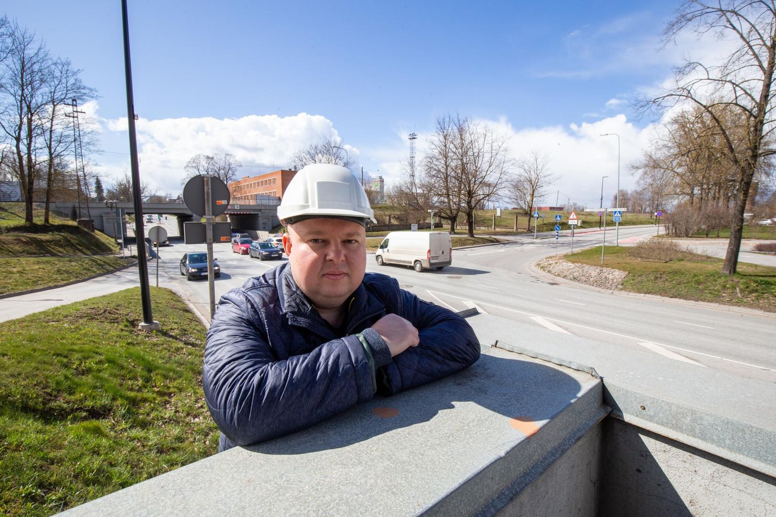 Tartu linnavalitsuse teedeteenistuse juht Oleg Lužetski ütles, et tema selja taha jääval Riia–Vaksali ristmikul läheb ehitus lahti selle nädala lõpus, kuid autojuhid peavad seal juba tänasest arvestama kiiruspiirangutega.