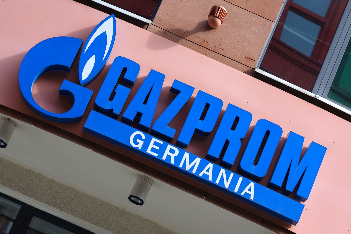 Gazpromi Saksamaa üksus sai riigistamise järel nimeks Sefe ja maksis päästmise järel töötajatele suuri preemiaid