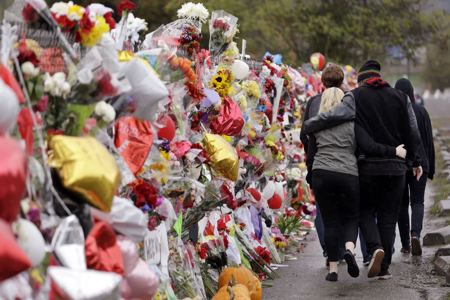Koolitulistamise ohvrite mälestuseks toodud lilled, õhupallid ja mänguasjad Marysville'is.