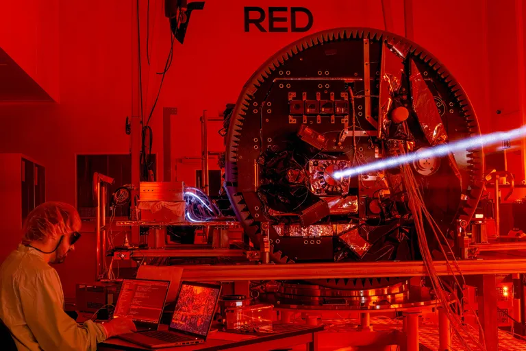 Et päikesevarju täpselt suunata Coronagraph-satelliidi pinnale, tuleb kahe satelliidi suhtelist asukohta ja suunda kontrollida keeruka sensorite komplekti abil. See hõlmab intersatelliit-raadiolinke, GNSS-süsteemi, visuaalseid kujutisi ja lasermõõtmise süsteemi, mis on kriitiline lähivahemiku positsioneerimisel. Occulter saadab laseri valguskiire Coronagraph-satelliidil paiknevale peegeldile, et määrata täpset kaugust ja suunda millimeetri täpsusega.