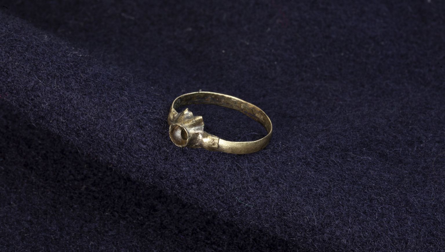 Sõrmused on tavaliselt enim kaotsi minevad kehakaunistused, ometi on neid 13. sajandi Tallinna leidude seas haruharva