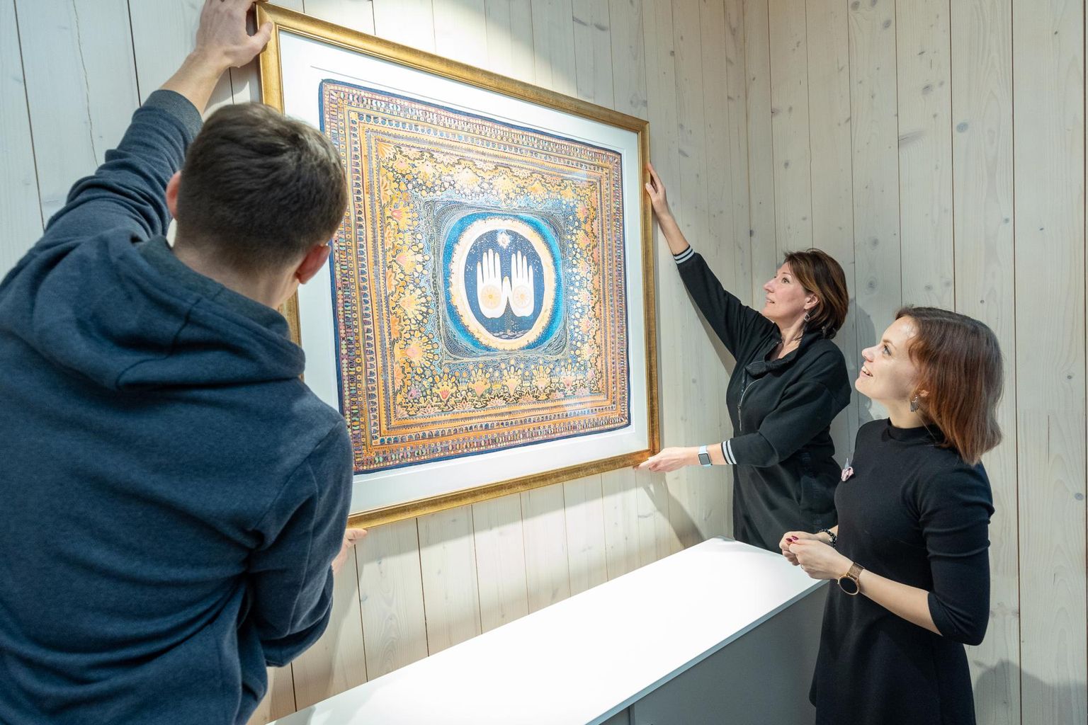 Karl Lindami kingitud maali aitasid hea tunde toa seinale tõsta kinkija ise, logopeed Marie Petrovits (ees) ja psühholoog Heivi Mäekivi.