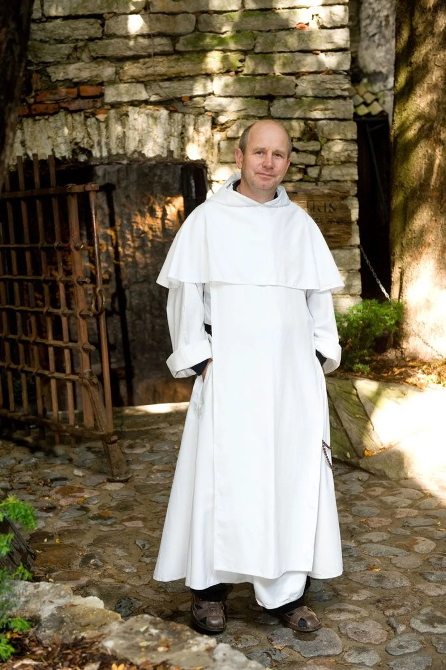 Isa Artur väljub kloostrist üsna harva, linnas käimise asemel eelistab ta palvetada ja raamatuid lugeda.