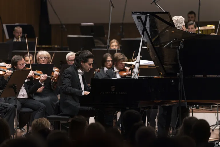 Pianists Andrejs Osokins muzicē kopā ar Latvijas Nacionālo Simfonisko orķestri 2022. gadā.