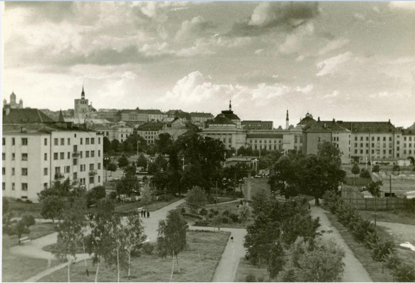 Вид на современные парк Лембиту и площадь Театри, многих новых зданий еще нет. 1957 год.