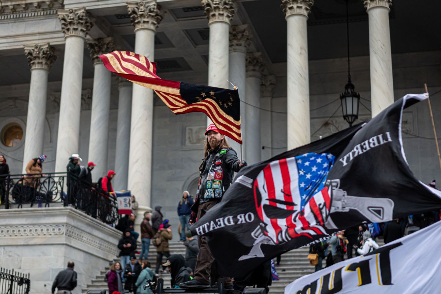 Trumpi toetajad 6. jaanuaril Kapitooliumi ees.