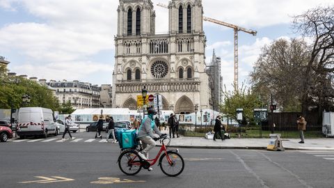 Notre-Dame'i väljak suleti pliireostuse ohu tõttu